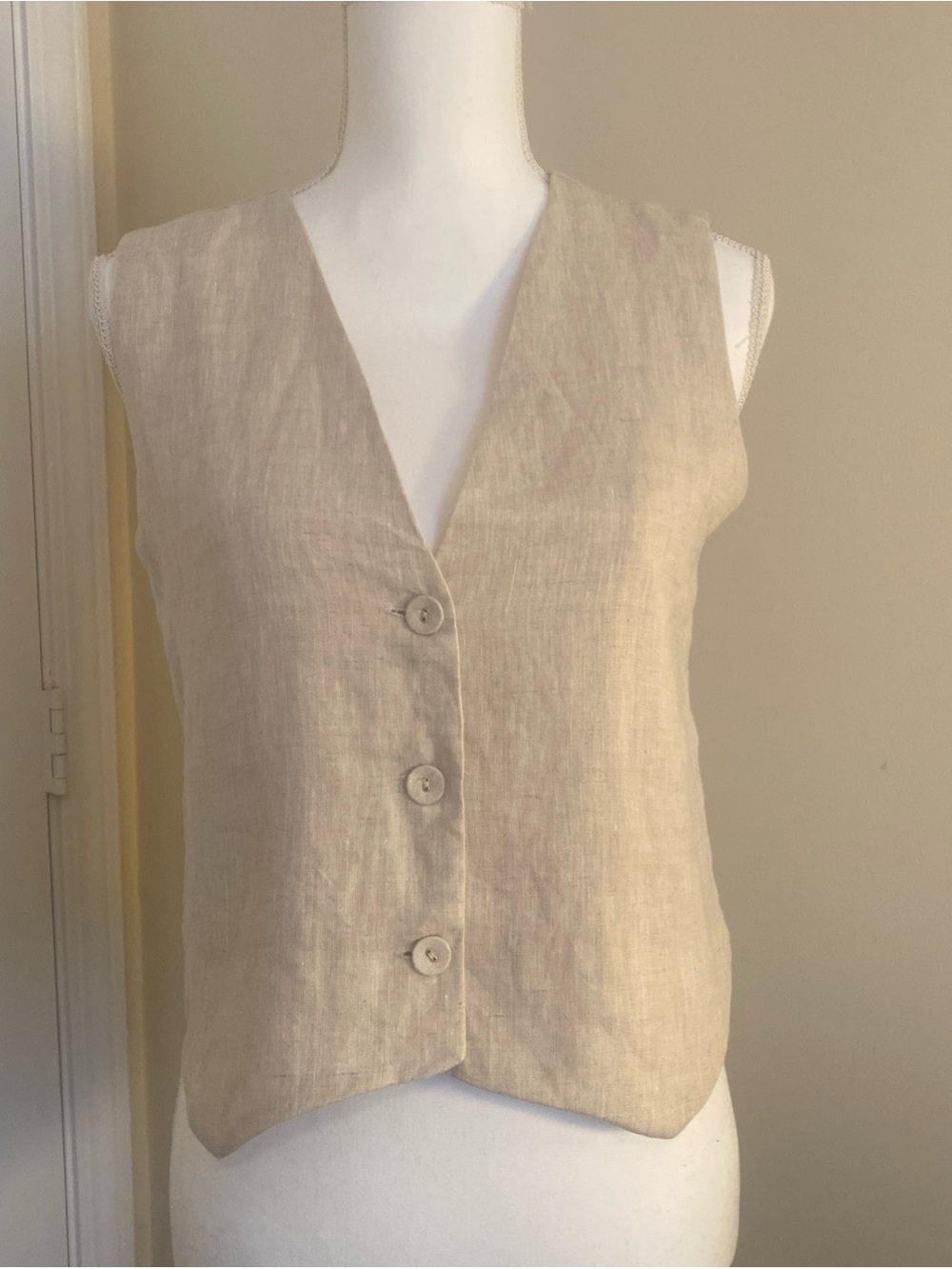 vestique Sleeveless Linen Button-Front Vest in Beige